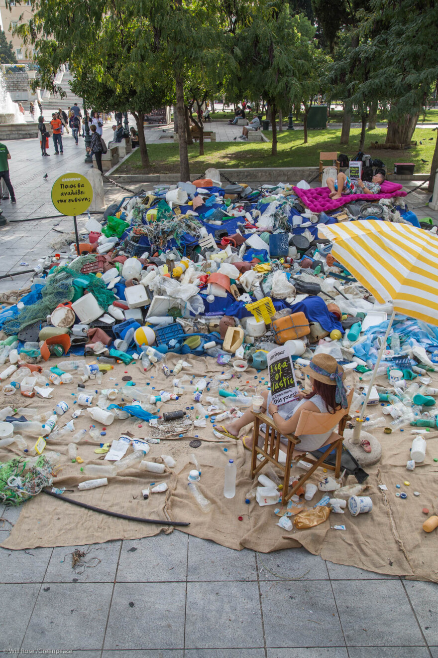 Για ποιο λόγο γέμισε σκουπίδια το Σύνταγμα;