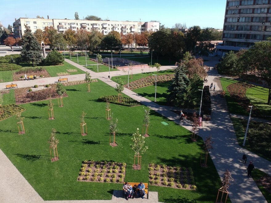 Με συγκίνηση πραγματοποιήθηκαν τα εγκαίνια της ελληνικής πλατείας στη Μαριούπολη