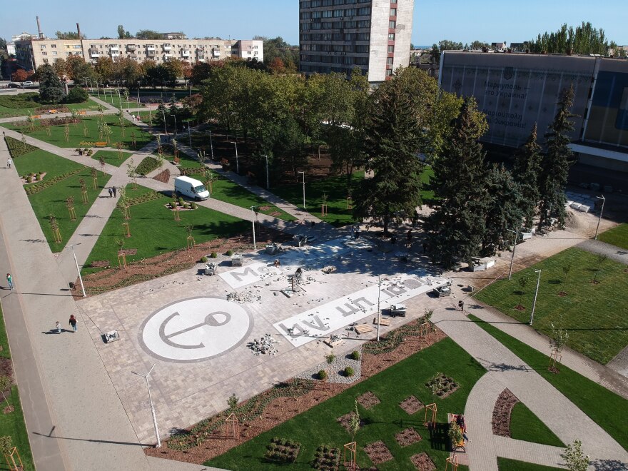 Με συγκίνηση πραγματοποιήθηκαν τα εγκαίνια της ελληνικής πλατείας στη Μαριούπολη