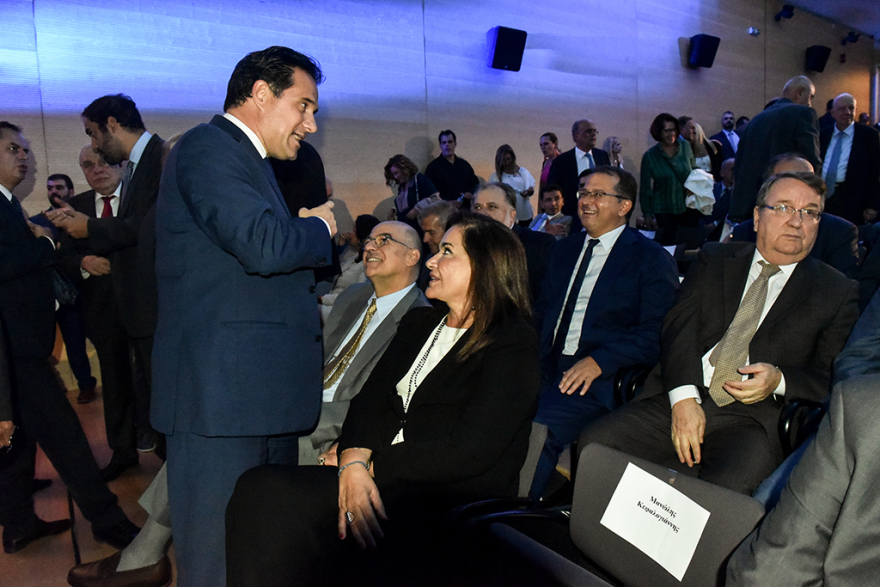 Τα πηγαδάκια και τα χαμόγελα στην επέτειο της Νέας Δημοκρατίας 