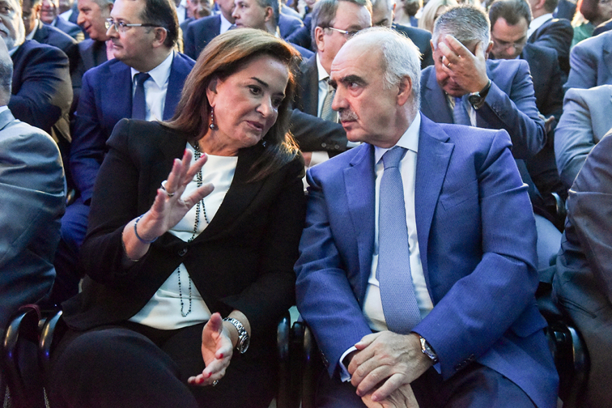 Τα πηγαδάκια και τα χαμόγελα στην επέτειο της Νέας Δημοκρατίας 