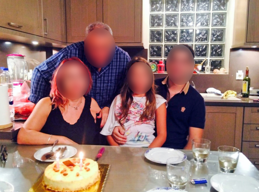 Τραγωδία στο Άργος: Συγκλονίζει η οικογενειακή φωτογραφία με την 11χρονη στην αγκαλιά του αδελφού της 