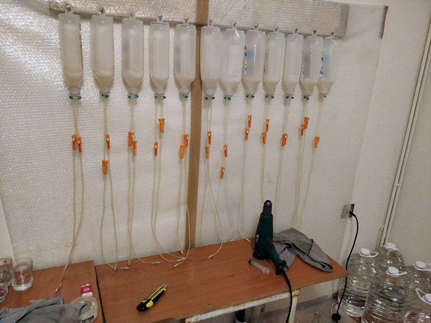 Εμφιάλωνε ποτά «μπόμπες» χρησιμοποιώντας δοχεία από... ορούς