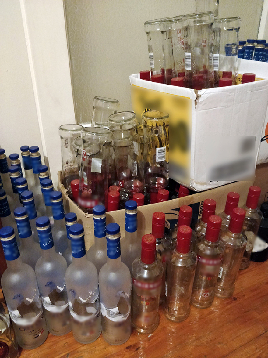 Εμφιάλωνε ποτά «μπόμπες» χρησιμοποιώντας δοχεία από... ορούς