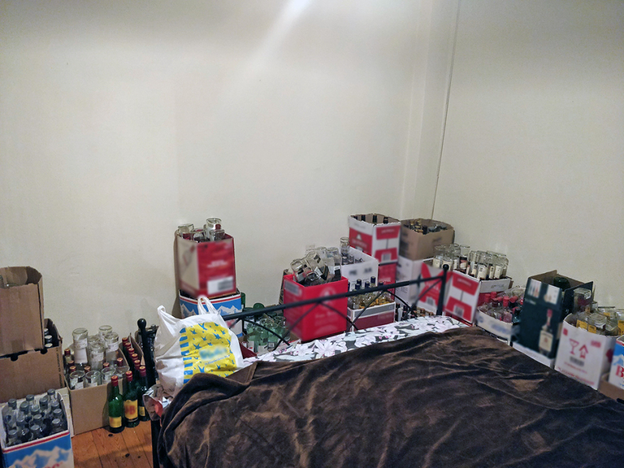 Εμφιάλωνε ποτά «μπόμπες» χρησιμοποιώντας δοχεία από... ορούς