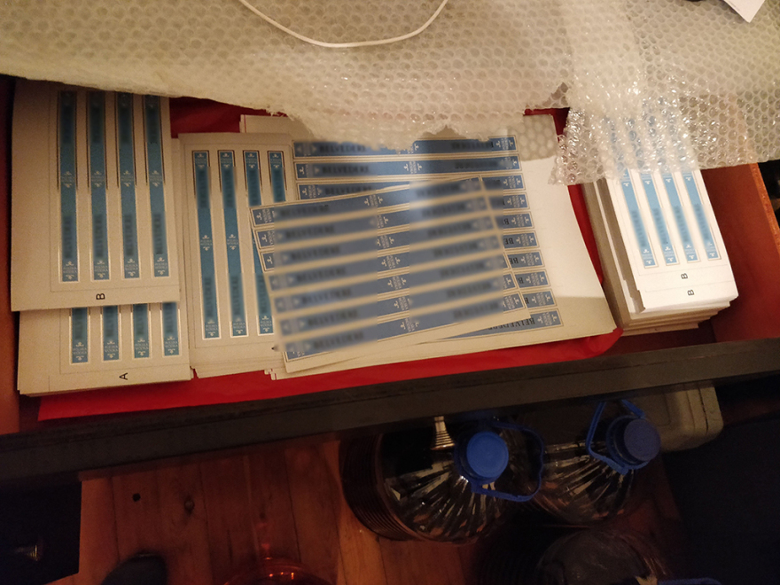 Εμφιάλωνε ποτά «μπόμπες» χρησιμοποιώντας δοχεία από... ορούς