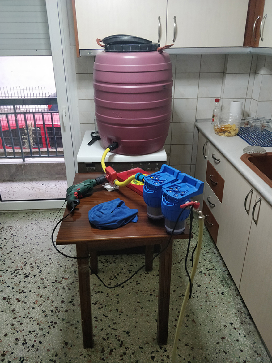 Εμφιάλωνε ποτά «μπόμπες» χρησιμοποιώντας δοχεία από... ορούς