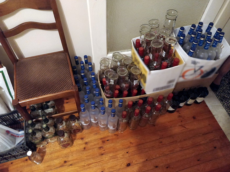 Εμφιάλωνε ποτά «μπόμπες» χρησιμοποιώντας δοχεία από... ορούς