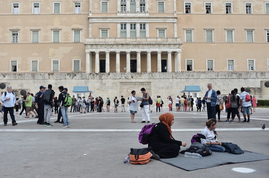Καθιστική διαμαρτυρία Σύρων στο Σύνταγμα – Ζητούν να φύγουν από τη Μαλακάσα