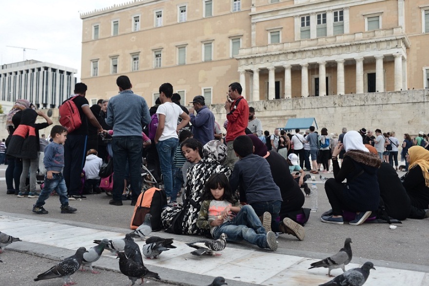 Καθιστική διαμαρτυρία Σύρων στο Σύνταγμα – Ζητούν να φύγουν από τη Μαλακάσα