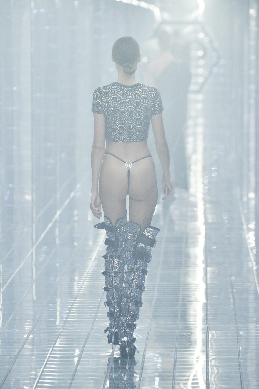 Η «γυμνή» πασαρέλα της Magdalena Frackowiak 