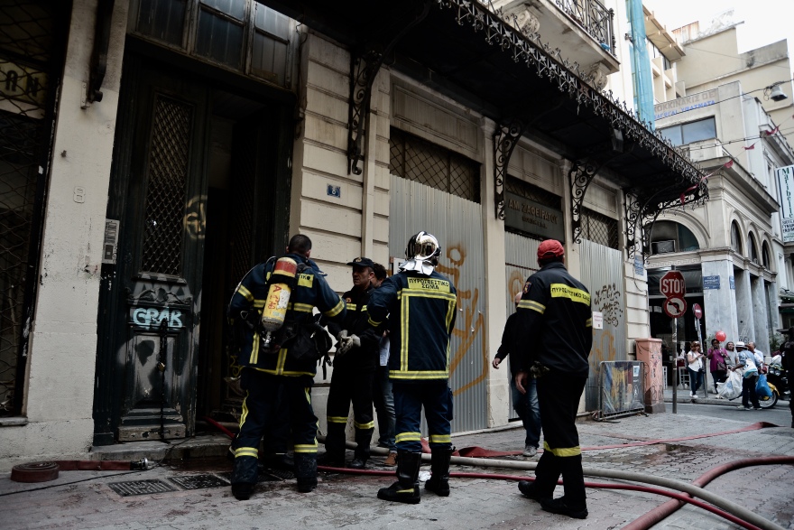 Στις φλόγες διατηρητέο κτίριο στο κέντρο της Αθήνας 