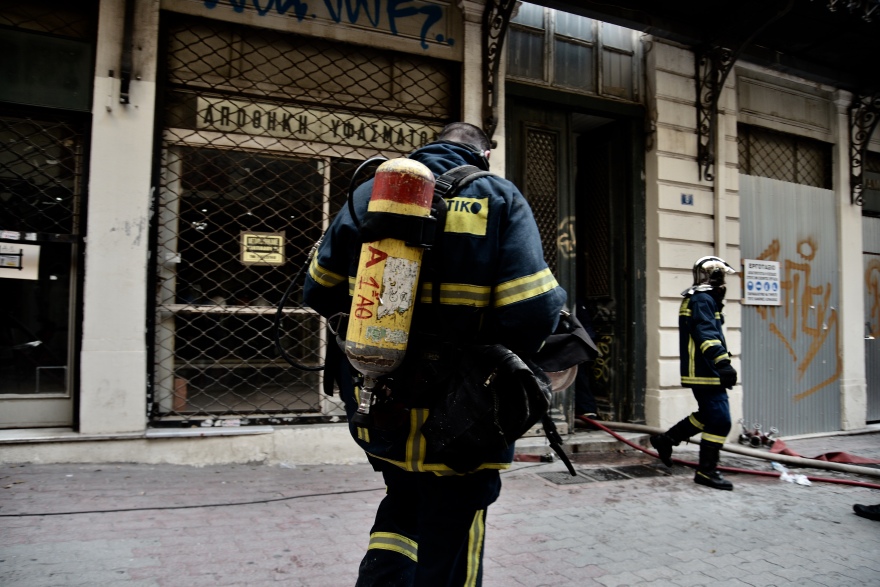 Στις φλόγες διατηρητέο κτίριο στο κέντρο της Αθήνας 