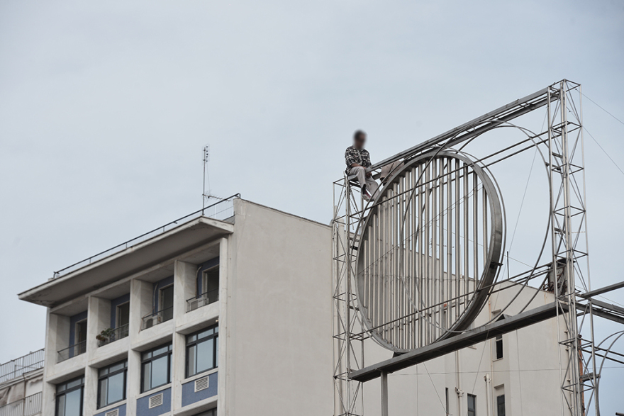 Αίσιο τέλος: Κατέβηκε από το γλυπτό στην Ομόνοια ο άνδρας που απειλούσε να αυτοκτονήσει