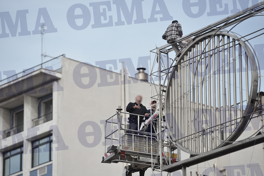 Αίσιο τέλος: Κατέβηκε από το γλυπτό στην Ομόνοια ο άνδρας που απειλούσε να αυτοκτονήσει