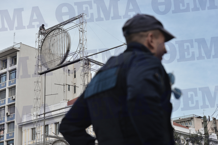 Αίσιο τέλος: Κατέβηκε από το γλυπτό στην Ομόνοια ο άνδρας που απειλούσε να αυτοκτονήσει