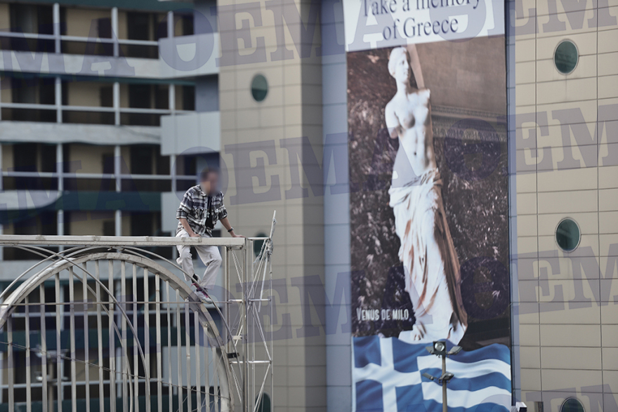 Αίσιο τέλος: Κατέβηκε από το γλυπτό στην Ομόνοια ο άνδρας που απειλούσε να αυτοκτονήσει