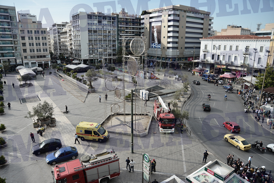 Αίσιο τέλος: Κατέβηκε από το γλυπτό στην Ομόνοια ο άνδρας που απειλούσε να αυτοκτονήσει