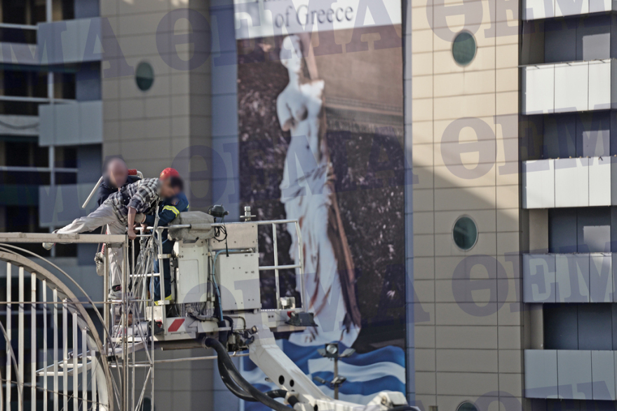 Αίσιο τέλος: Κατέβηκε από το γλυπτό στην Ομόνοια ο άνδρας που απειλούσε να αυτοκτονήσει