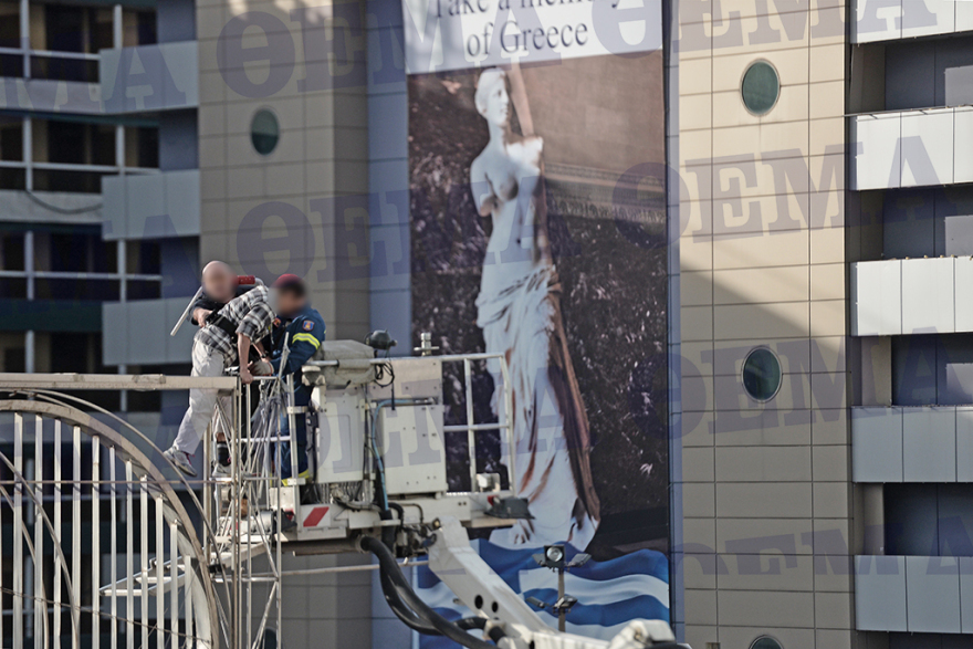 Αίσιο τέλος: Κατέβηκε από το γλυπτό στην Ομόνοια ο άνδρας που απειλούσε να αυτοκτονήσει