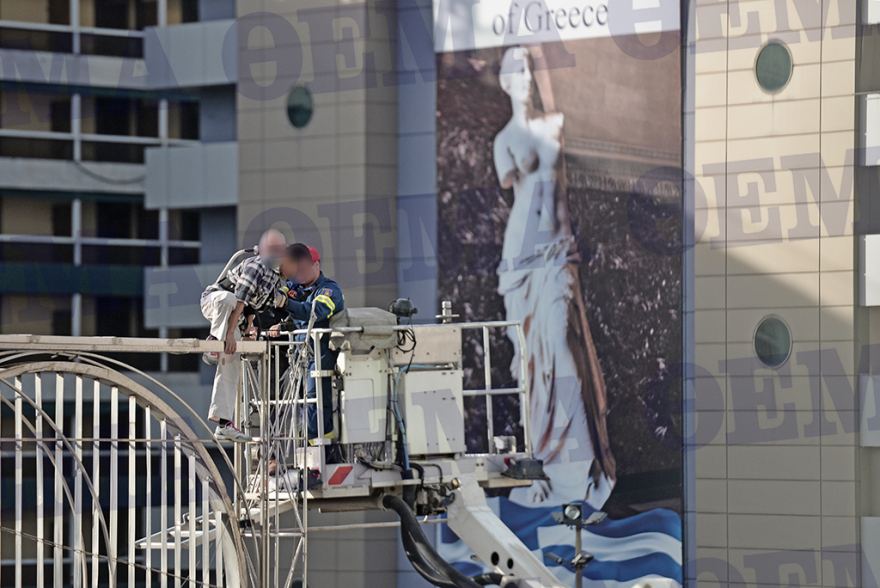 Αίσιο τέλος: Κατέβηκε από το γλυπτό στην Ομόνοια ο άνδρας που απειλούσε να αυτοκτονήσει
