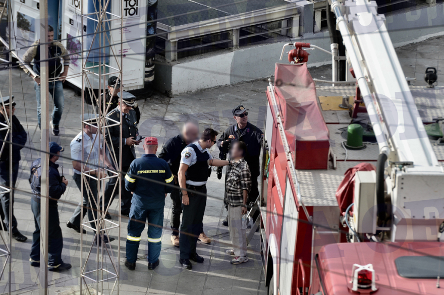 Αίσιο τέλος: Κατέβηκε από το γλυπτό στην Ομόνοια ο άνδρας που απειλούσε να αυτοκτονήσει