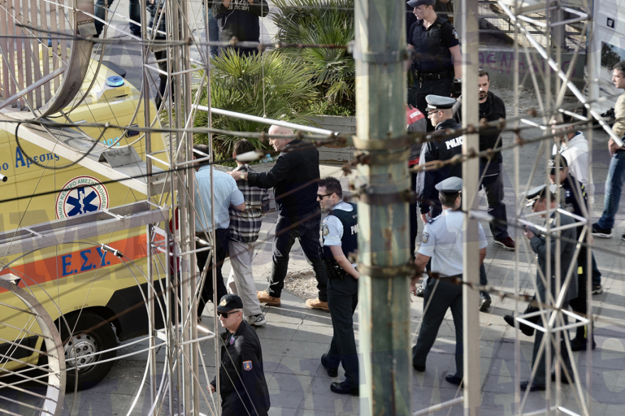 Αίσιο τέλος: Κατέβηκε από το γλυπτό στην Ομόνοια ο άνδρας που απειλούσε να αυτοκτονήσει