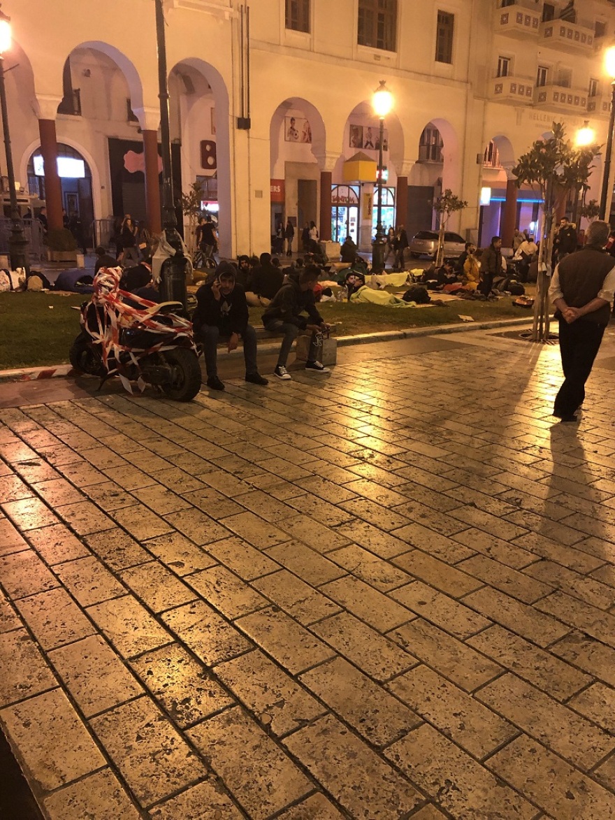 Απίστευτες εικόνες στη Θεσσαλονίκη: Μετανάστες έχουν στήσει σλίπινγκ μπαγκς στην πλατεία Αριστοτέλους