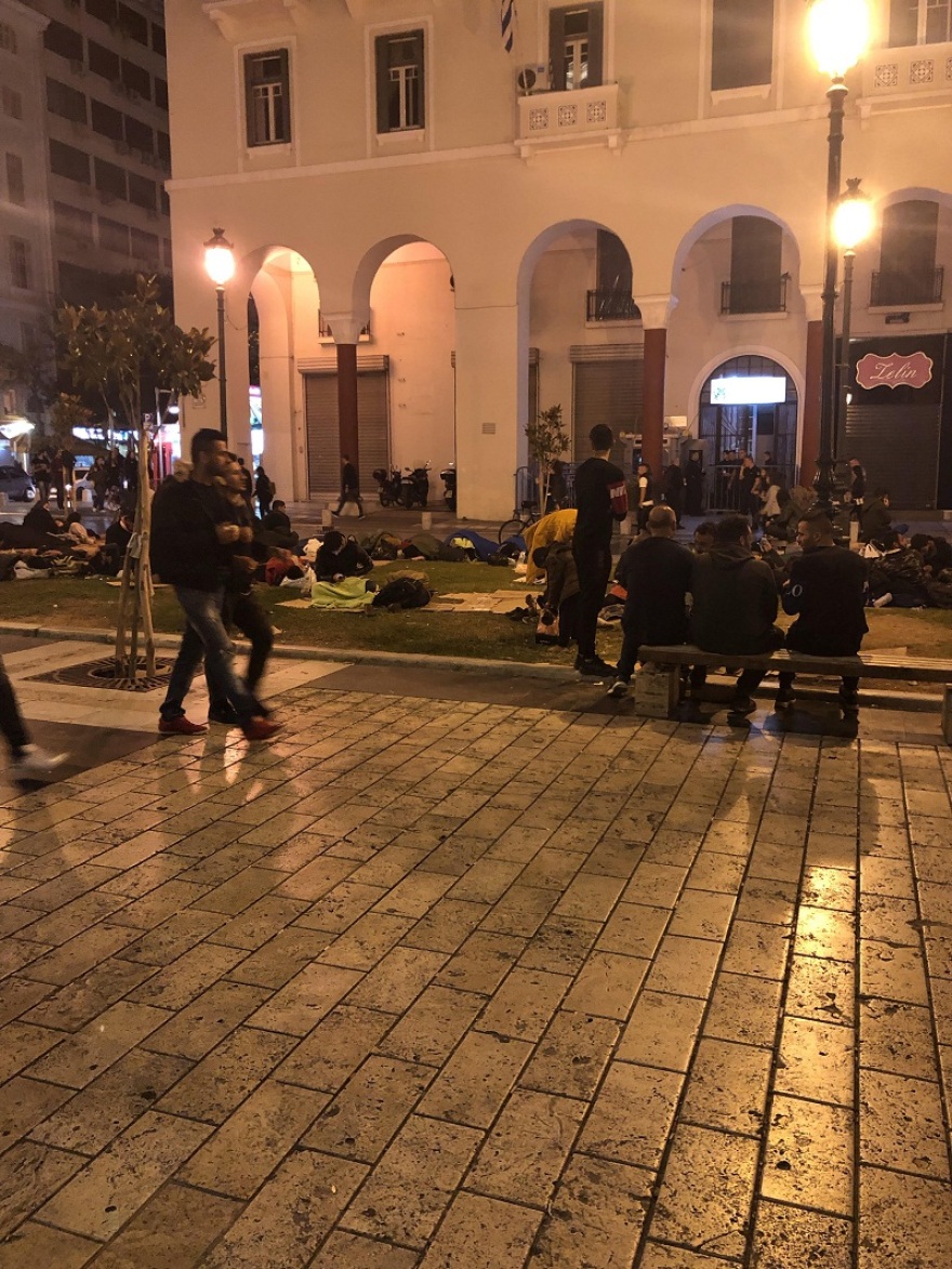 Απίστευτες εικόνες στη Θεσσαλονίκη: Μετανάστες έχουν στήσει σλίπινγκ μπαγκς στην πλατεία Αριστοτέλους