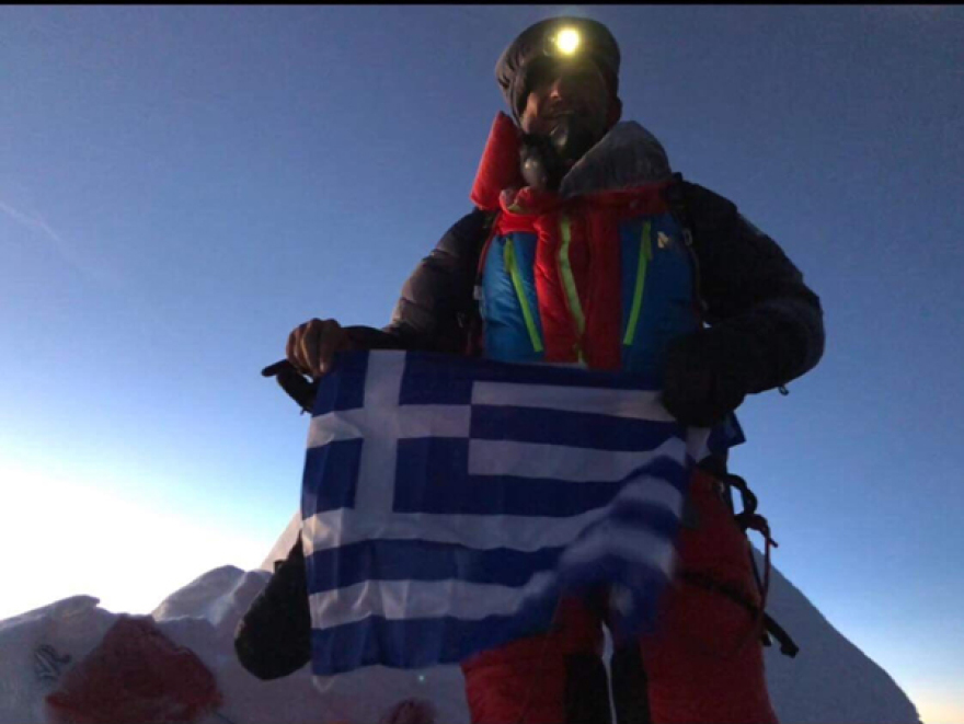 Mount Manaslu 8.163m: Η ελληνική σημαία κυματίζει στην 8η ψηλότερη κορυφή του κόσμου