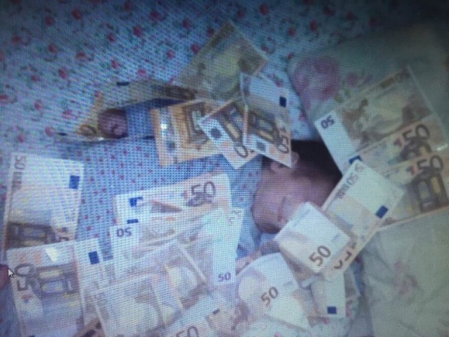 Απίστευτο θράσος: Επιδείκνυε τη λεία από τις κλοπές του σκεπάζοντας το μωρό του με 50ευρα!