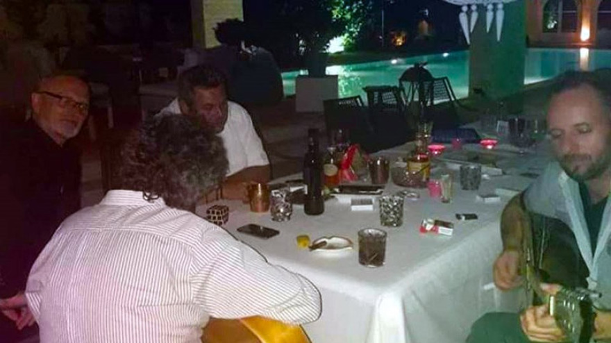 Το μουσικό γλέντι του Πάνου Καμμένου στο σπίτι του