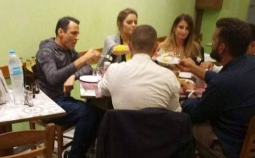 Φωτογραφίες: Η Μαρία Μενούνος μετά τον γάμο της πήγε για... σουβλάκια στην Καλαμάτα