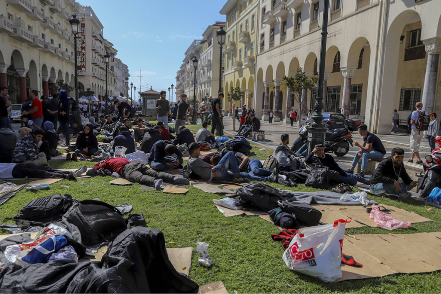 Δεν φεύγουν από την πλατεία Αριστοτέλους οι μετανάστες - Αρνούνται να πάνε σε camp