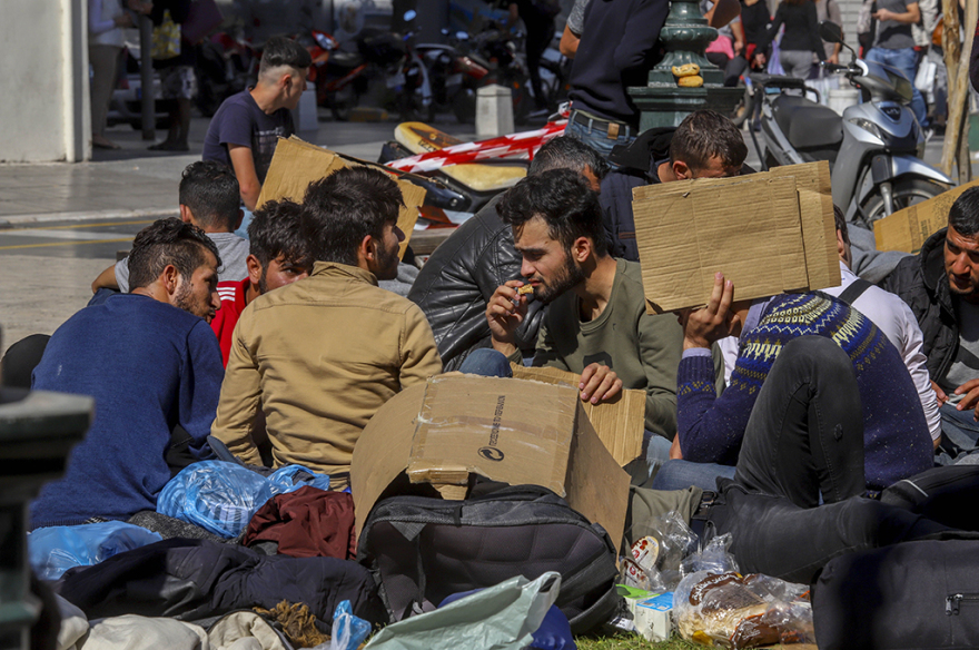 Δεν φεύγουν από την πλατεία Αριστοτέλους οι μετανάστες - Αρνούνται να πάνε σε camp