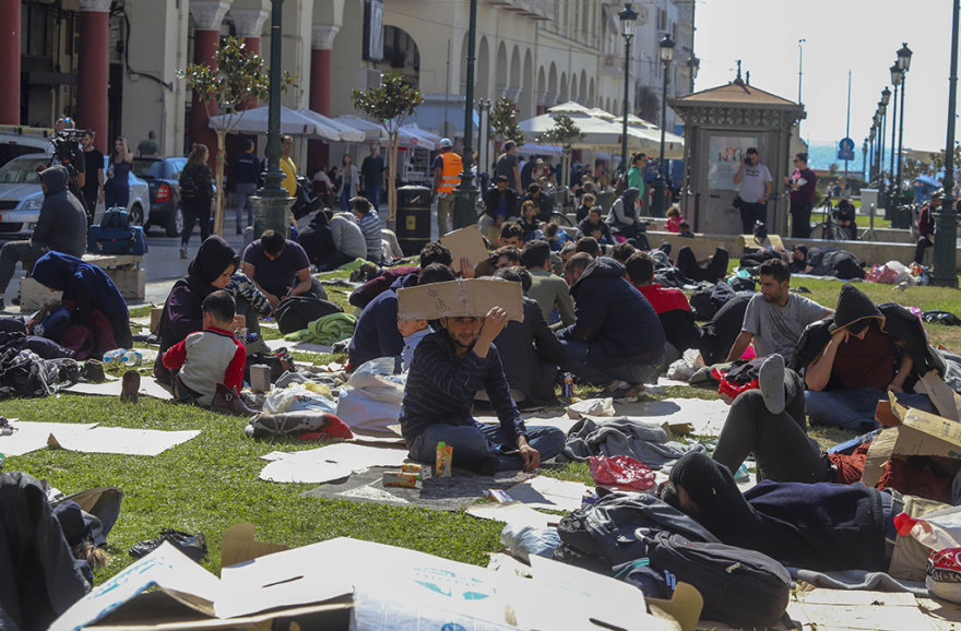 Δεν φεύγουν από την πλατεία Αριστοτέλους οι μετανάστες - Αρνούνται να πάνε σε camp