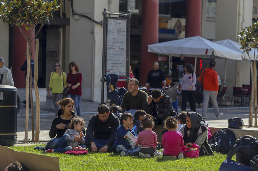 Δεν φεύγουν από την πλατεία Αριστοτέλους οι μετανάστες - Αρνούνται να πάνε σε camp