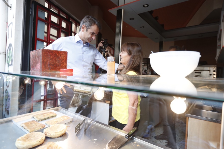 Στην Άρτα ο Κυριάκος Μητσοτάκης: Τα πηγαδάκια στις καφετέριες, οι selfies και τα χαμόγελα