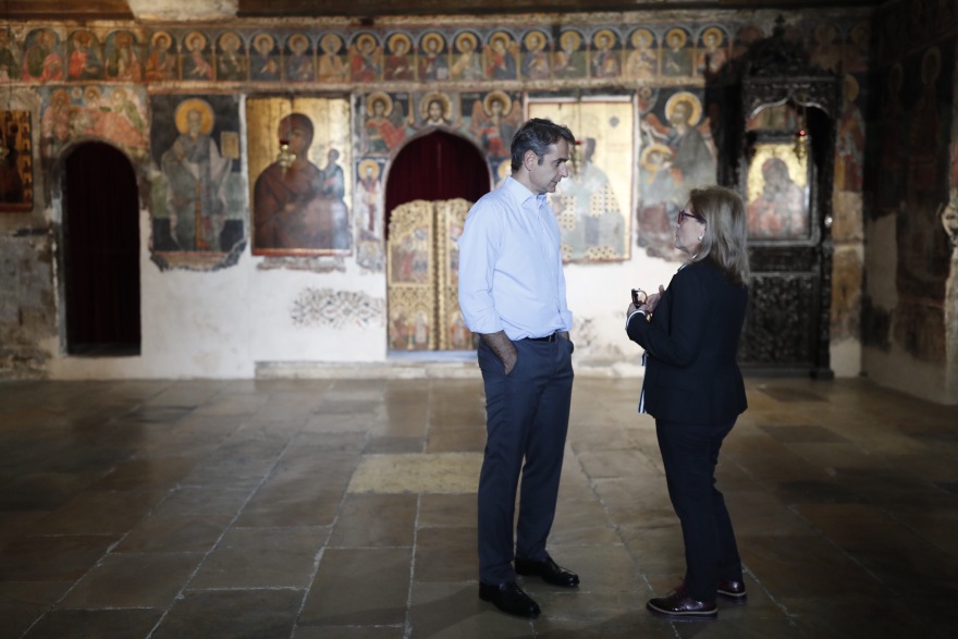 Στην Άρτα ο Κυριάκος Μητσοτάκης: Τα πηγαδάκια στις καφετέριες, οι selfies και τα χαμόγελα