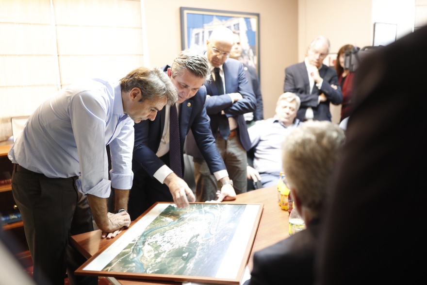 Στην Άρτα ο Κυριάκος Μητσοτάκης: Τα πηγαδάκια στις καφετέριες, οι selfies και τα χαμόγελα