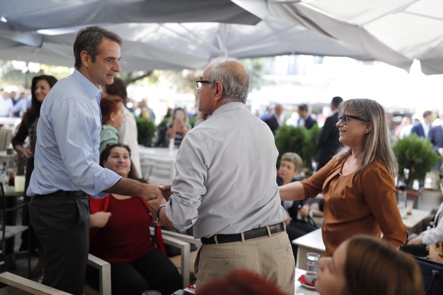 Στην Άρτα ο Κυριάκος Μητσοτάκης: Τα πηγαδάκια στις καφετέριες, οι selfies και τα χαμόγελα