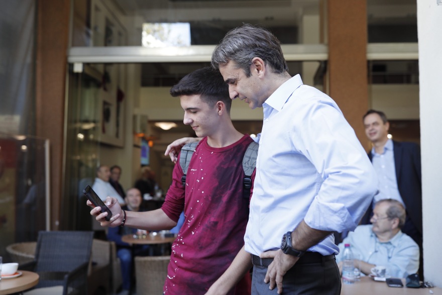 Στην Άρτα ο Κυριάκος Μητσοτάκης: Τα πηγαδάκια στις καφετέριες, οι selfies και τα χαμόγελα