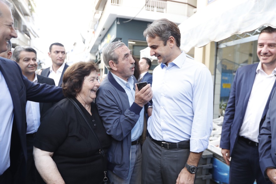 Στην Άρτα ο Κυριάκος Μητσοτάκης: Τα πηγαδάκια στις καφετέριες, οι selfies και τα χαμόγελα