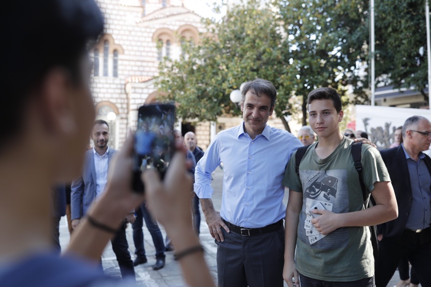 Στην Άρτα ο Κυριάκος Μητσοτάκης: Τα πηγαδάκια στις καφετέριες, οι selfies και τα χαμόγελα