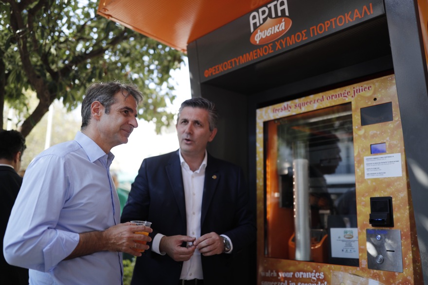 Στην Άρτα ο Κυριάκος Μητσοτάκης: Τα πηγαδάκια στις καφετέριες, οι selfies και τα χαμόγελα