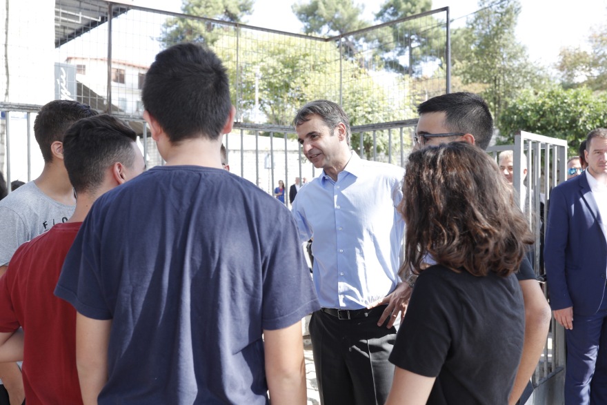 Στην Άρτα ο Κυριάκος Μητσοτάκης: Τα πηγαδάκια στις καφετέριες, οι selfies και τα χαμόγελα