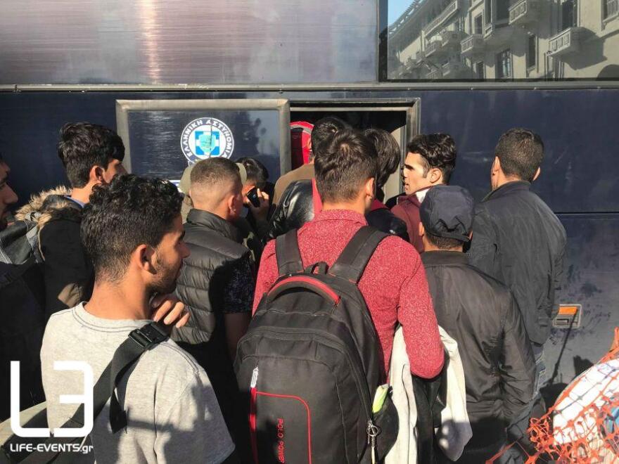 Φεύγουν τελικά από την πλατεία Αριστοτέλους οι μετανάστες