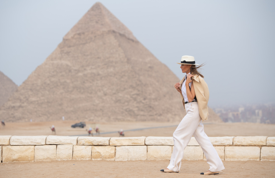 Στην Αίγυπτο η Μελάνια Τραμπ - Η εντυπωσιακή φωτογράφιση στις Πυραμίδες 