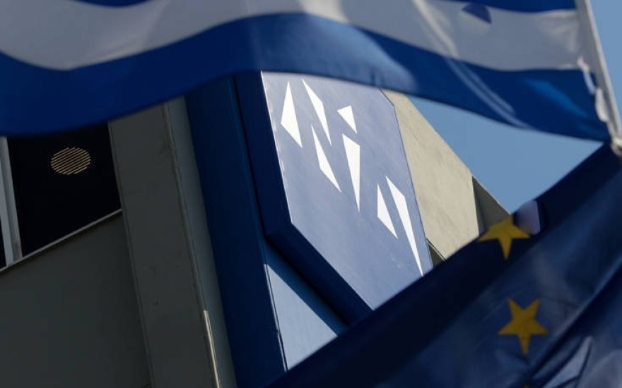 Φωτογραφίες: Το νέο σήμα της ΝΔ «ανέβηκε» στα γραφεία της Πειραιώς