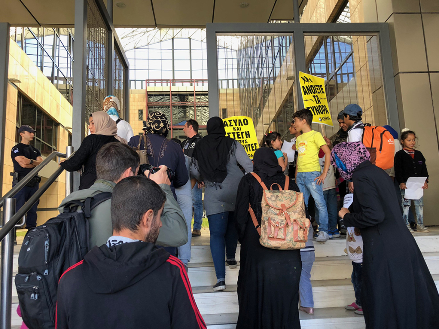 Διαμαρτυρία προσφύγων για τις άθλιες συνθήκες στον καταυλισμό της Μαλακάσας